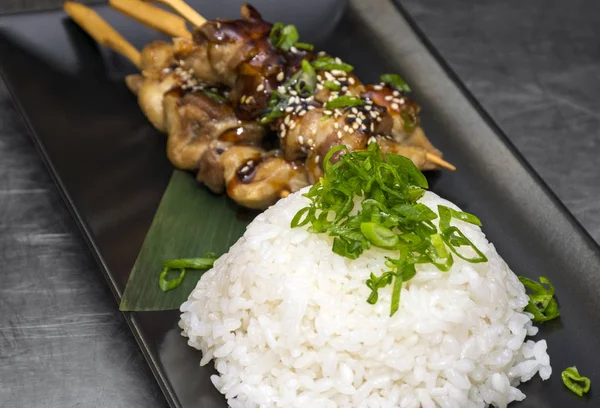 Teriyaki tavuk şiş ve pirinç