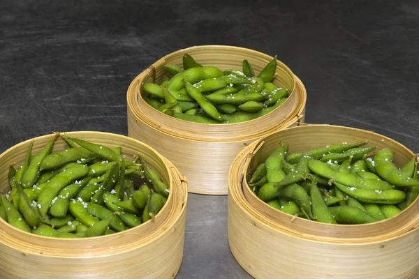 Edamame ahşap kase üzerinde