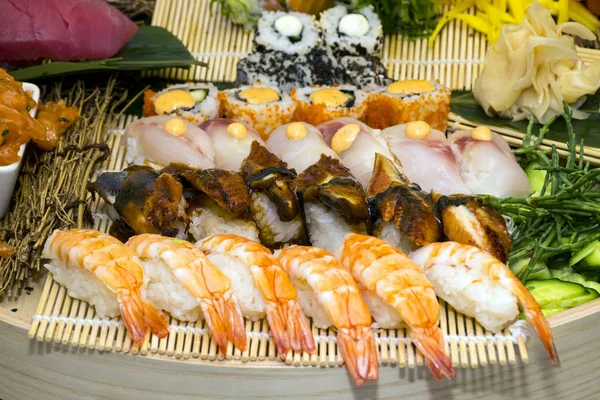 Tahta tabakta Japon suşisi