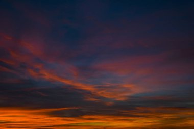 renkli gökyüzü bulutlu akşam