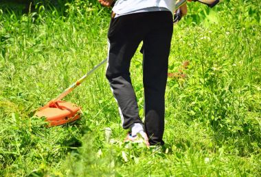 Çim biçme makinesi erkekler Şehir Parkı çim döşeme