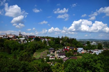 Pastoral ülke köy evler yeşil yaz alanları üzerinde hava