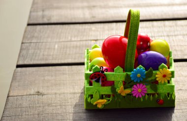 Sepetteki Paskalya yumurtaları