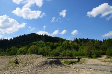 bir dağ nehir üzerinde köprü