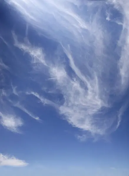 Хмари на фоні блакитного неба — стокове фото