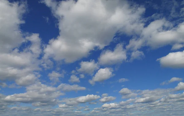 Kék ég, cumulus felhők ezzel szemben — Stock Fotó