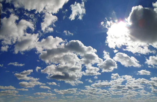 Блакитне небо з кумульськими хмарами в контрасті — стокове фото