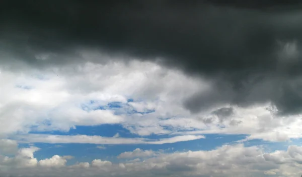 Чорно-синє небо з великою грозовою хмарою — стокове фото