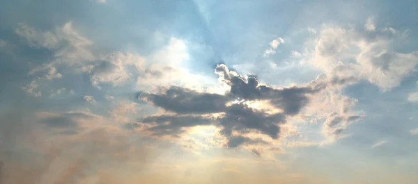 Blå himmel med moln i kontrast — Stockfoto