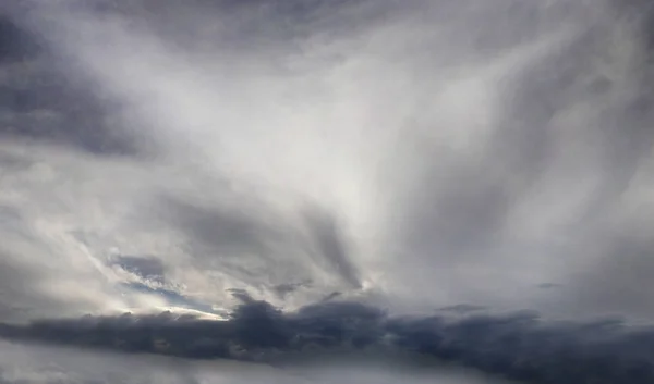 Мрачное небо с грозовыми облаками — стоковое фото