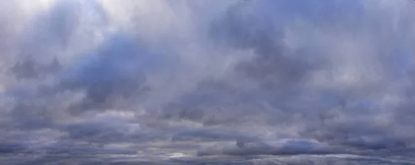 Панорама грозовых облаков осенью — стоковое фото