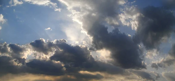 Панорама заката с грозовыми облаками — стоковое фото
