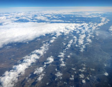 uçak penceresinden havadan görünümü.