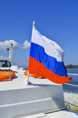 Teknenin güvertesinde Rus bayrağı