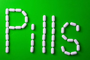 Yeşil arka planda beyaz haplar.