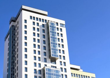 Şehirdeki modern apartman.