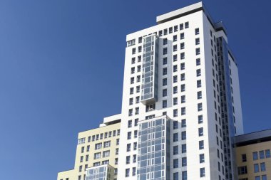 Şehirdeki modern apartman.