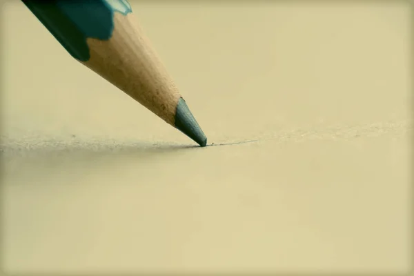 Punto de pluma de grafito en un primer plano extremo de la hoja de papel — Foto de Stock