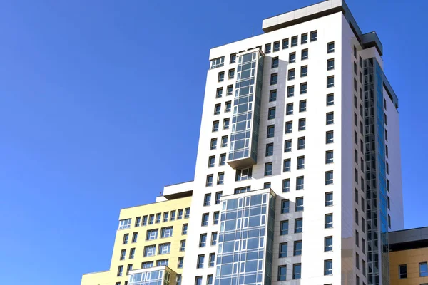 Şehirdeki modern apartman.