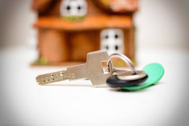 Anahtarları ve arka planda seramik ev