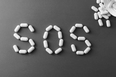 Hangi hapları arka plan üzerinde bir blister ile Sos, word oluşturan siyah arka plan üzerine beyaz hap.