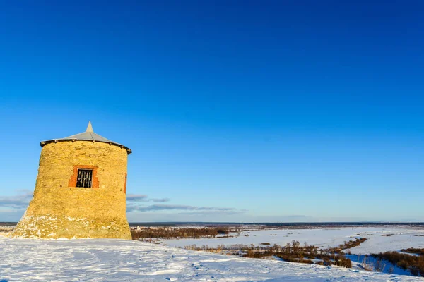 ブルは、山の上の中世の要塞 — ストック写真