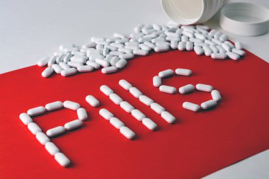 kırmızı zemin üzerine beyaz hap.