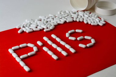 kırmızı zemin üzerine beyaz hap.