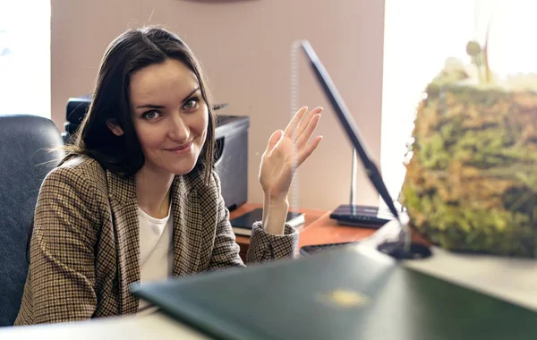 Забавная офисная работница показывает большие пальцы сидя за компьютером на работе . — стоковое фото