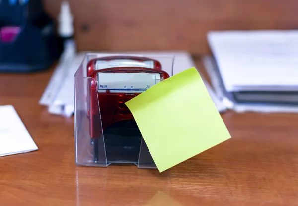 Carimbo vermelho o documento na mesa com um adesivo verde. Conceito de escritório e escola . — Fotografia de Stock