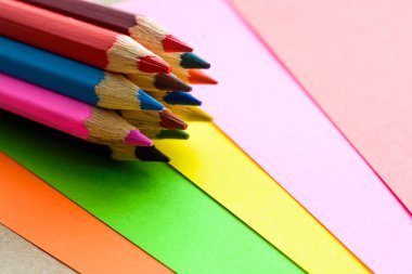 Parlak kağıt üzerinde renkli kalemler