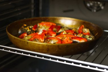 Kırmızı biber ve baharatile tavada balık