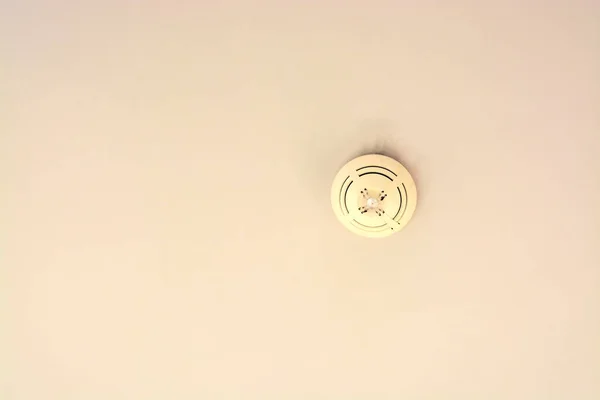 Um alarme de incêndio detector de fumaça — Fotografia de Stock