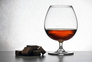 bardak brendi ve çikolata parçaları
