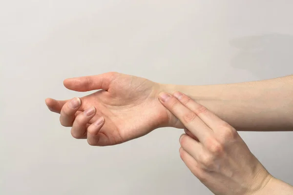 Geneeskunde gezondheidszorg. Vrouwelijke hand controleren puls aan de pols — Stockfoto