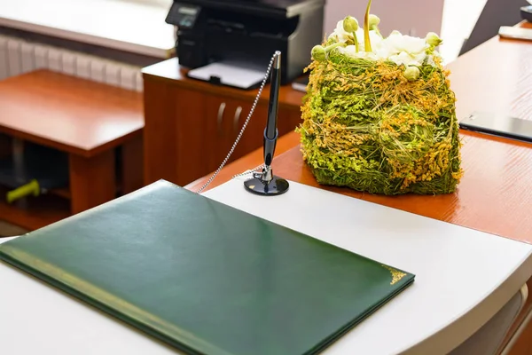 Caneta com a pasta verde de documentos da assinatura em uma mesa — Fotografia de Stock