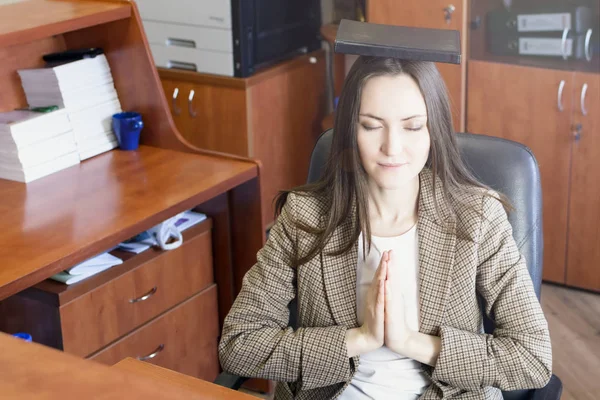 Молодая красивая деловая женщина медитирует на столе в офисе — стоковое фото