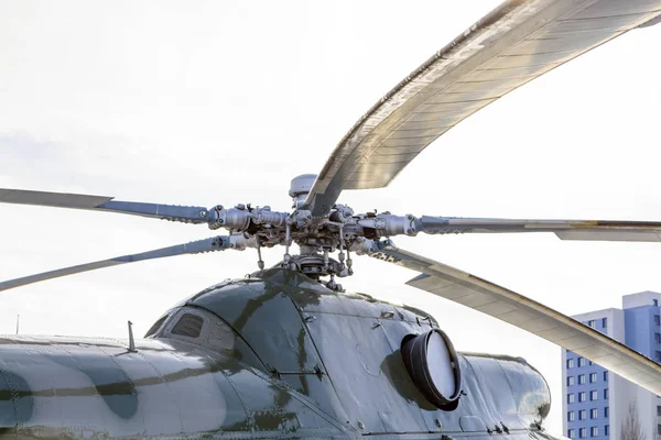 Close-up de um cubo de rotor de helicóptero e lâminas — Fotografia de Stock