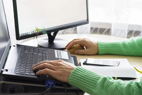 マウスで入力中にノート パソコンの黒いキーボードの上の男性の手のクローズ アップ — ストック写真