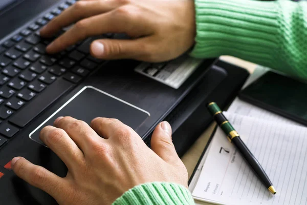 入力中にノート パソコンの黒いキーボードの上の男性の手のクローズ アップ — ストック写真