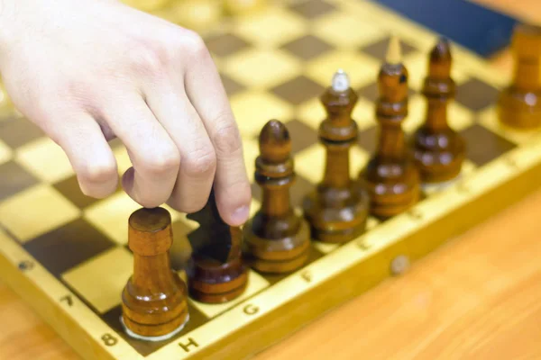 Piese de șah alb-negru pe o tablă de șah, aproape. Set de figuri de șah pe tabla de joc — Fotografie, imagine de stoc
