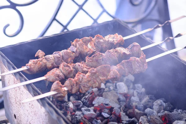 Mangalda kömürler üzerinde kavrulmuş et, şiş kebap şap. Bahar haftasonu, piknik — Stok fotoğraf