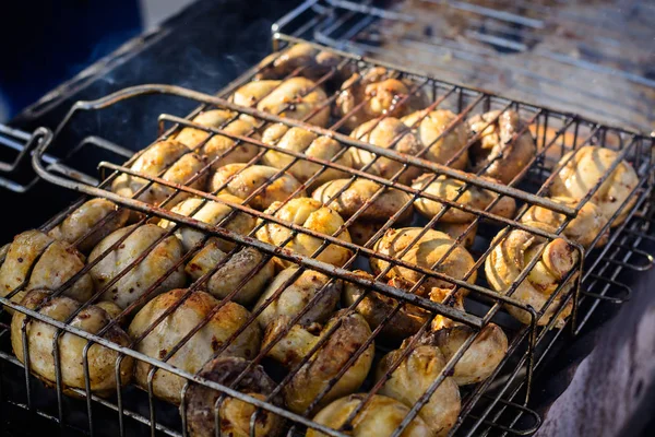 Champignon witte champignons gegrild op grill of barbecue in rook kolen — Stockfoto