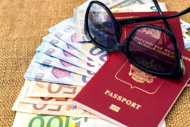 Avrupa Birliği para birimi ve bir harita arka plan üzerinde güneş gözlüğü ile Pasaportlar. Seyahat kavramı