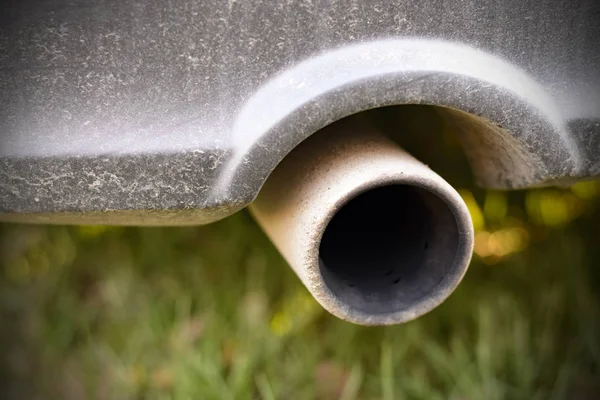 脏的排气管汽车 — 图库照片