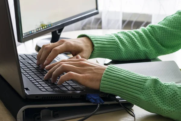 入力中にノート パソコンの黒いキーボードの上の男性の手のクローズ アップ — ストック写真