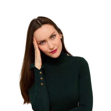 Baş ağrısı ile genç kız başını eliyle tutar. onun tapınaklar ağrı. Migren