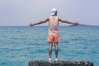 Hayattan zevk. Genç adam denizde tatil yaşam tarzı kavramı arıyorsunuz