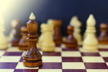 Liderlik, başarı, motivasyon kavramı. Satranç taşları yönetim kurulu.