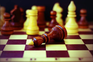 Liderlik, başarı, motivasyon kavramı. Satranç taşları yönetim kurulu.